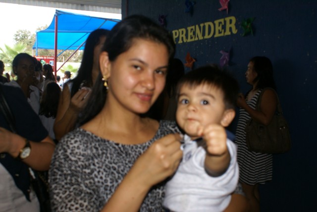Crianças homenageiam mães durante evento em escola