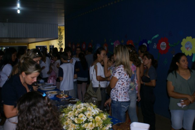 Crianças homenageiam mães durante evento em escola