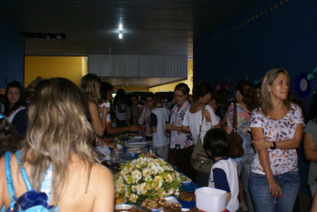 Crianças homenageiam mães durante evento em escola