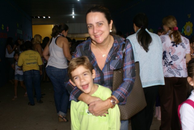 Crianças homenageiam mães durante evento em escola