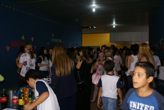 Crianças homenageiam mães durante evento em escola