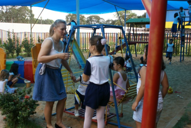 Crianças homenageiam mães durante evento em escola