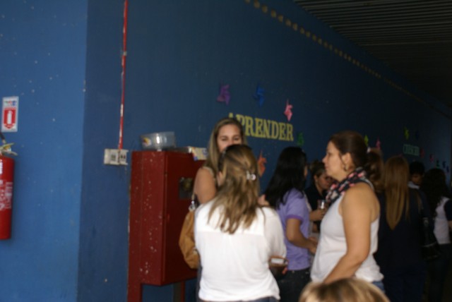 Crianças homenageiam mães durante evento em escola