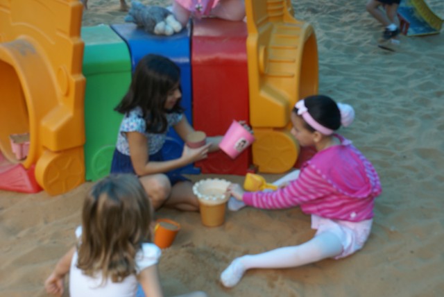 Crianças homenageiam mães durante evento em escola