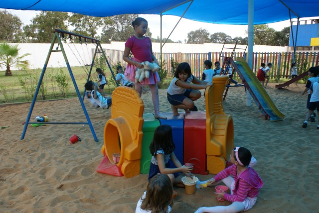Crianças homenageiam mães durante evento em escola