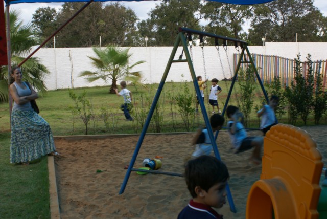 Crianças homenageiam mães durante evento em escola