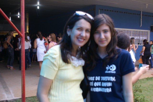 Crianças homenageiam mães durante evento em escola