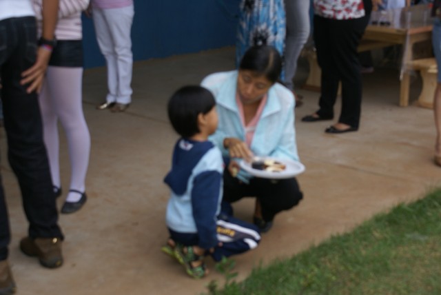 Crianças homenageiam mães durante evento em escola