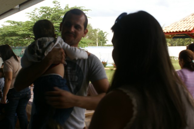 Crianças homenageiam mães durante evento em escola