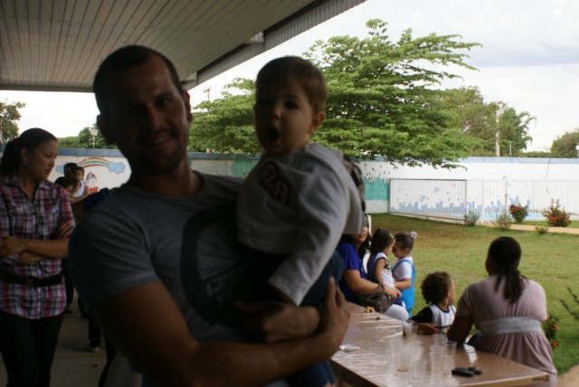 Crianças homenageiam mães durante evento em escola