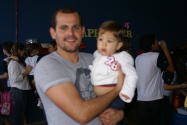 Crianças homenageiam mães durante evento em escola