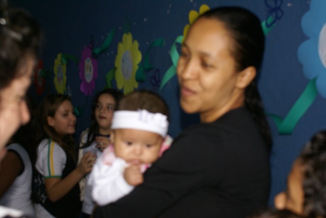 Crianças homenageiam mães durante evento em escola