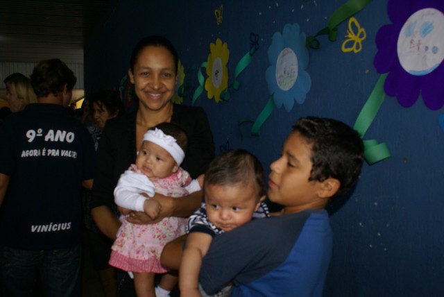 Crianças homenageiam mães durante evento em escola