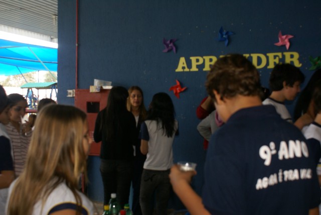 Crianças homenageiam mães durante evento em escola