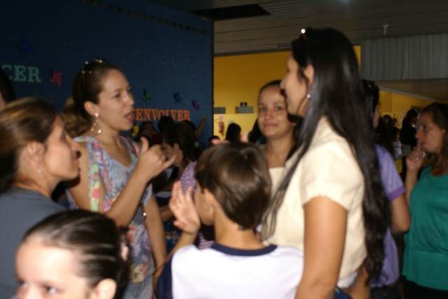 Crianças homenageiam mães durante evento em escola