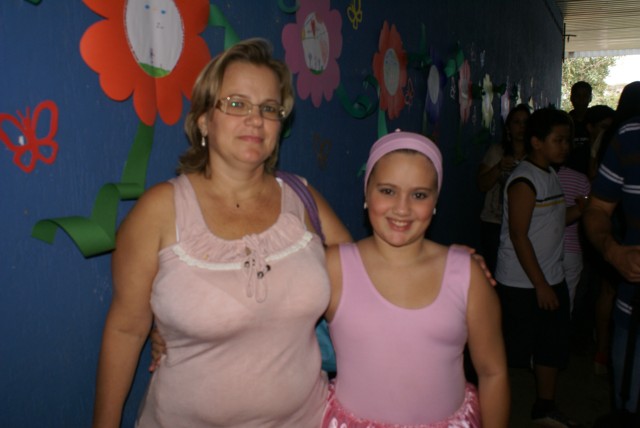 Crianças homenageiam mães durante evento em escola