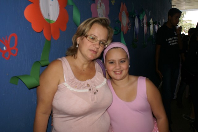 Crianças homenageiam mães durante evento em escola