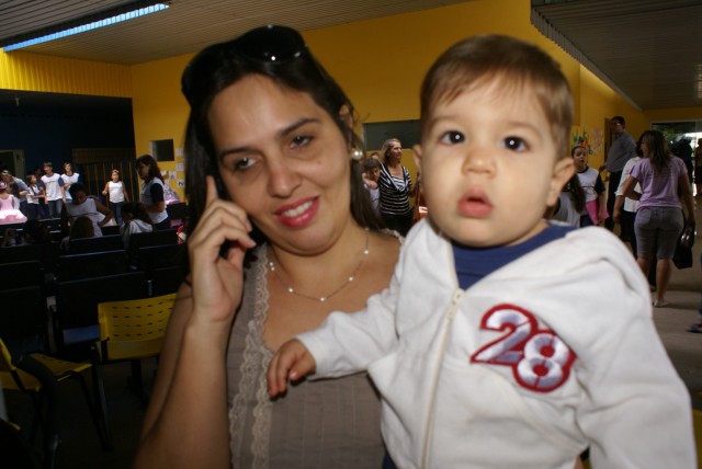 Crianças homenageiam mães durante evento em escola