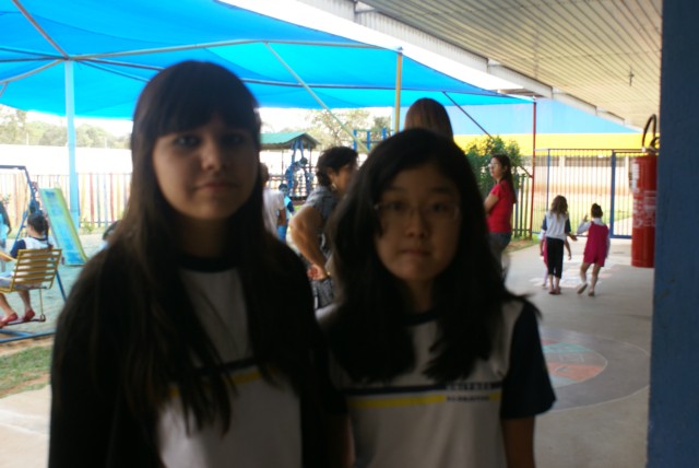 Crianças homenageiam mães durante evento em escola