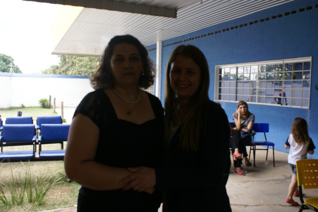 Crianças homenageiam mães durante evento em escola