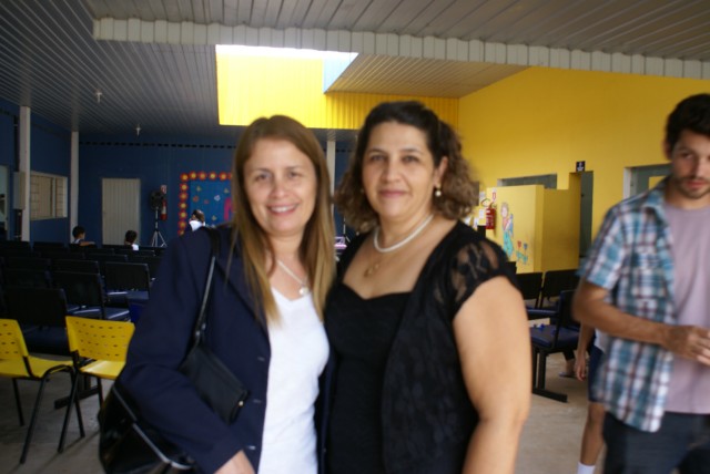 Crianças homenageiam mães durante evento em escola