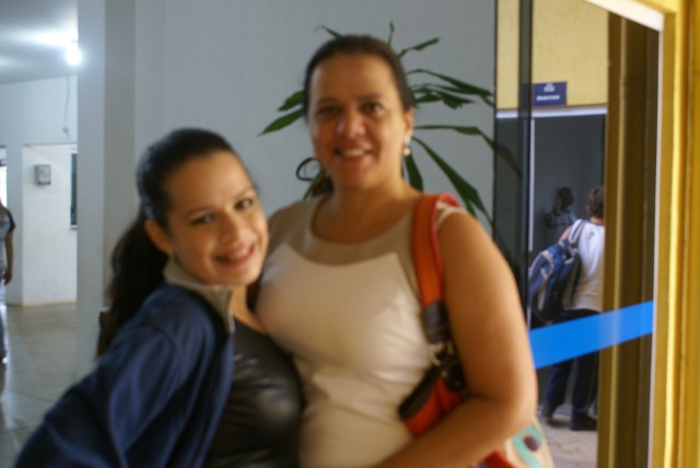 Crianças homenageiam mães durante evento em escola