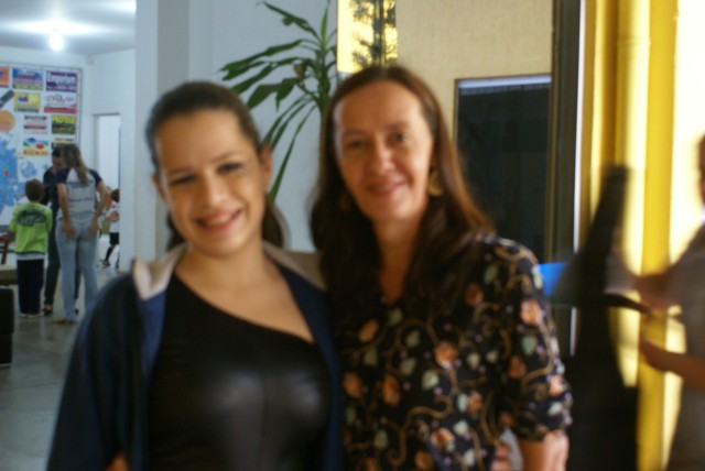 Crianças homenageiam mães durante evento em escola