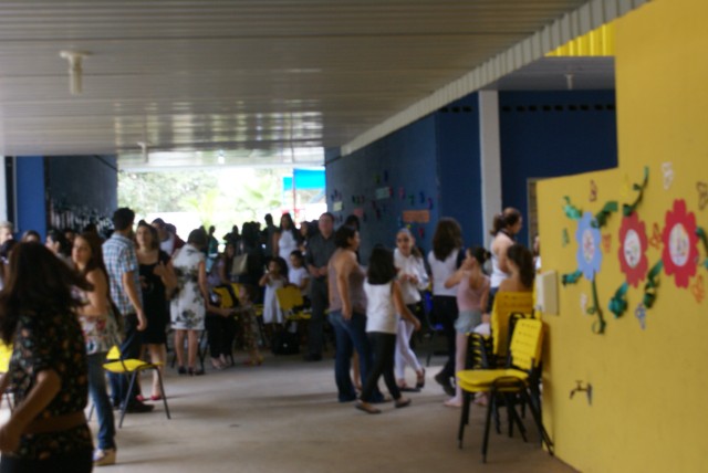 Crianças homenageiam mães durante evento em escola