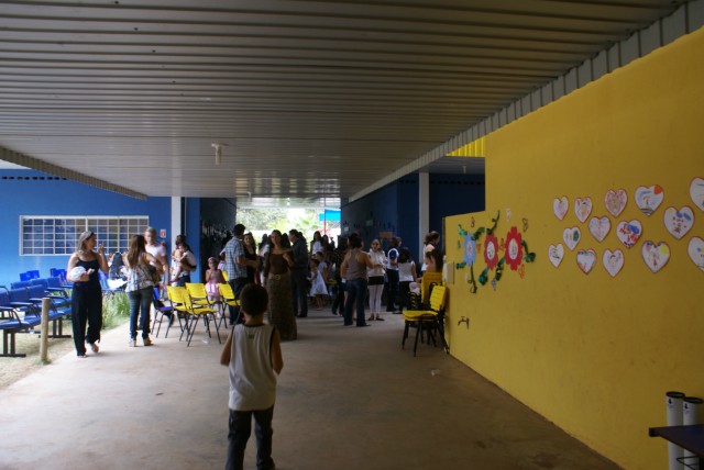 Crianças homenageiam mães durante evento em escola