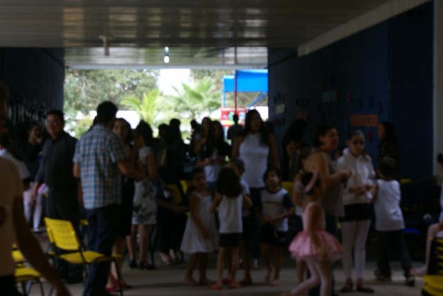 Crianças homenageiam mães durante evento em escola