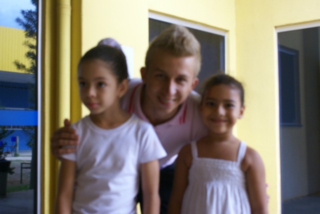 Crianças homenageiam mães durante evento em escola