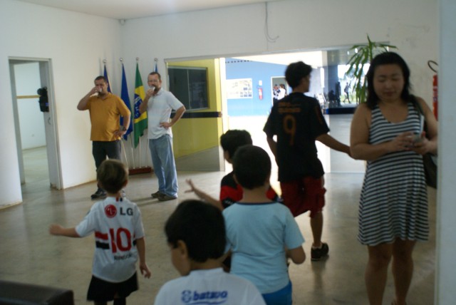 Crianças homenageiam mães durante evento em escola