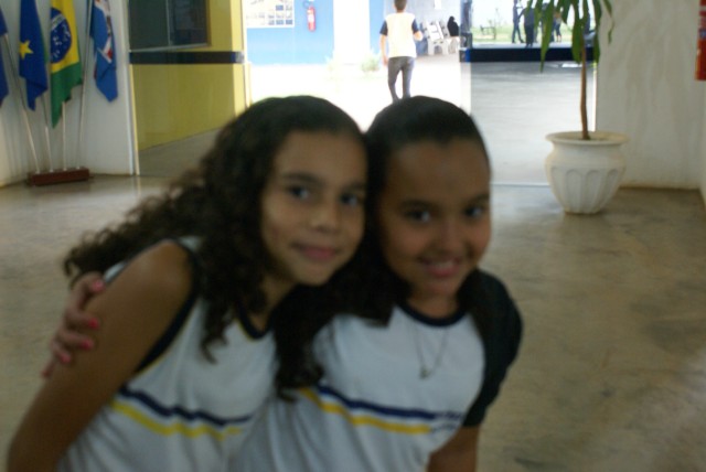 Crianças homenageiam mães durante evento em escola