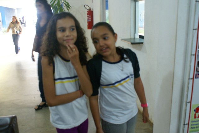 Crianças homenageiam mães durante evento em escola