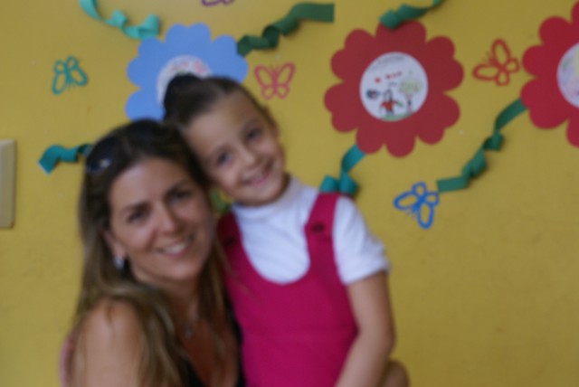 Crianças homenageiam mães durante evento em escola