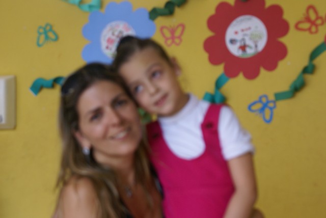 Crianças homenageiam mães durante evento em escola