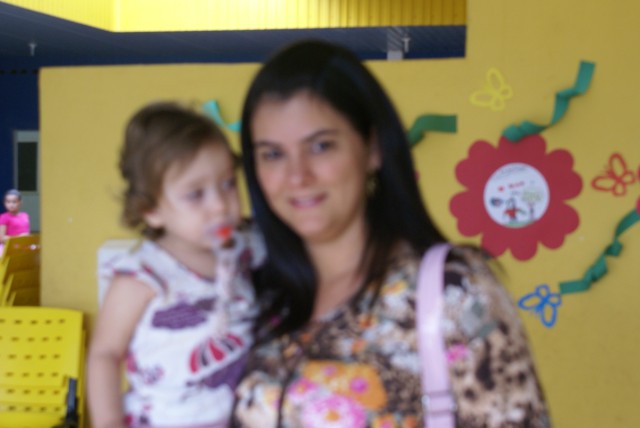 Crianças homenageiam mães durante evento em escola