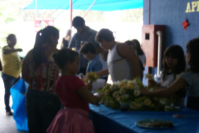 Crianças homenageiam mães durante evento em escola