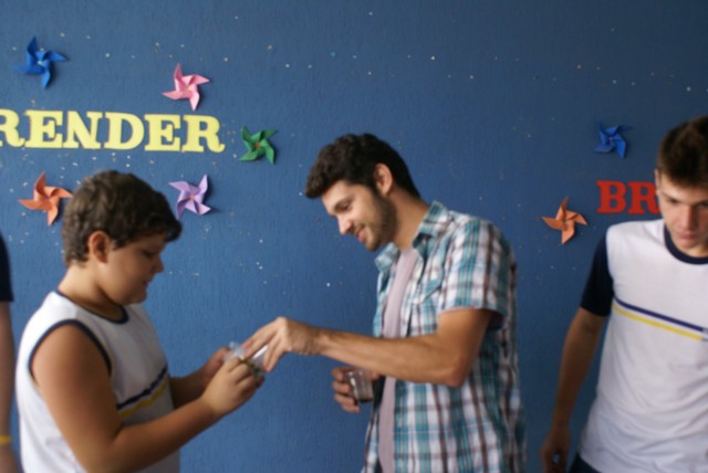 Crianças homenageiam mães durante evento em escola