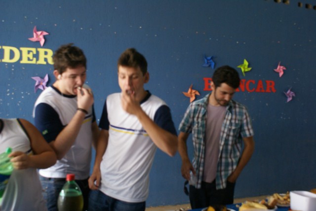 Crianças homenageiam mães durante evento em escola