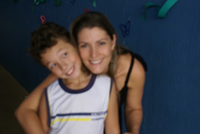 Crianças homenageiam mães durante evento em escola