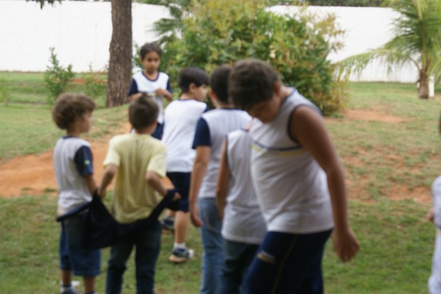 Crianças homenageiam mães durante evento em escola