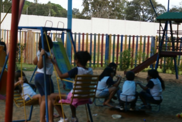 Crianças homenageiam mães durante evento em escola