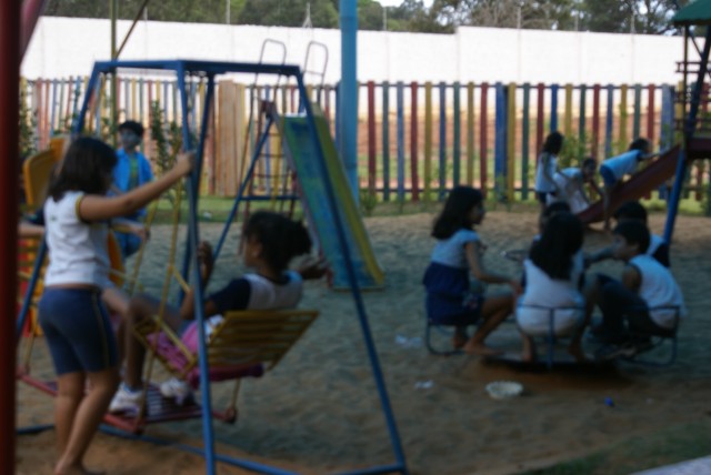 Crianças homenageiam mães durante evento em escola