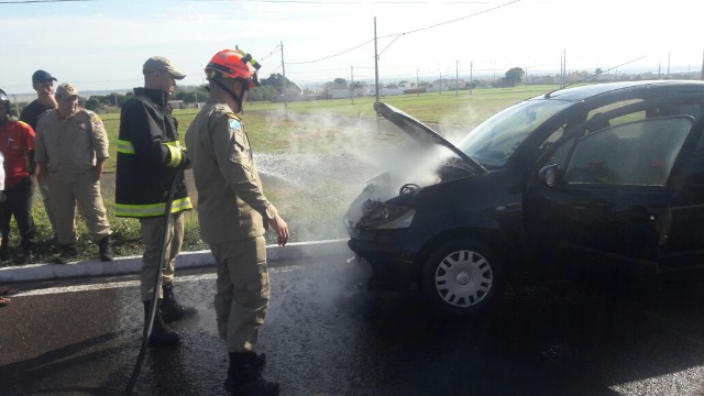 Bombeiros combatem incêndio em veículo na BR-267