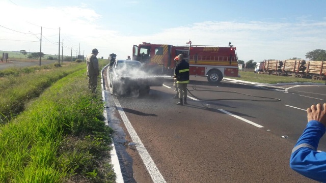 Bombeiros combatem incêndio em veículo na BR-267