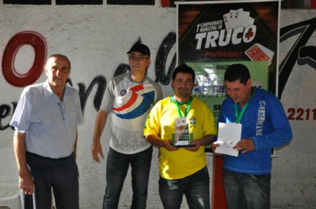 Pai e filho são campeões do Campeonato de Truco
