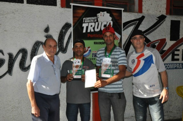 Pai e filho são campeões do Campeonato de Truco