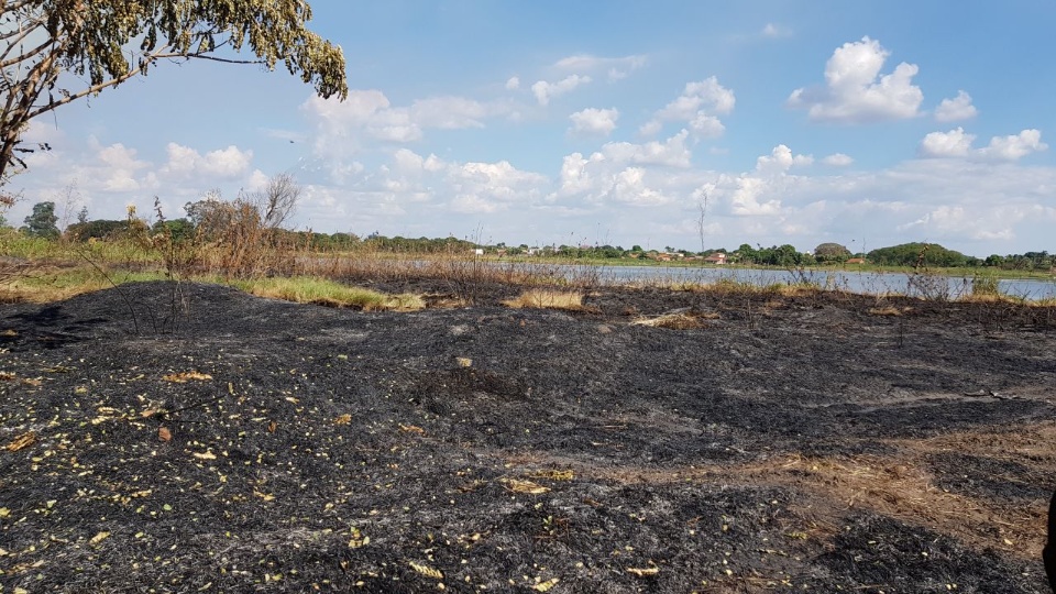 Incêndio destrói vegetação do entorno da Segunda Lagoa