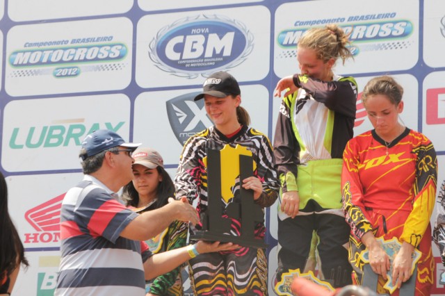 Ricardo Ojeda é homenageado durante a final do Brasileiro de Motocross